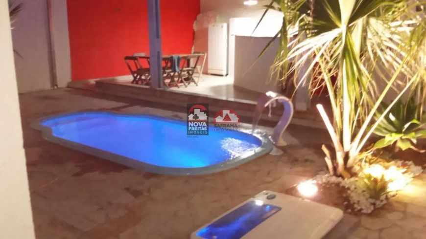 Casa com três dormitórios sendo com piscina, areá gourmet