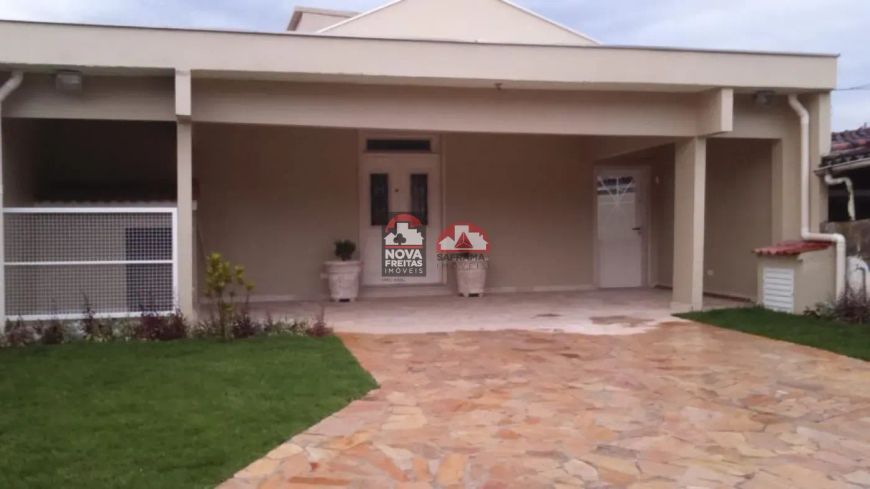 Casa com três dormitórios sendo com piscina, areá gourmet