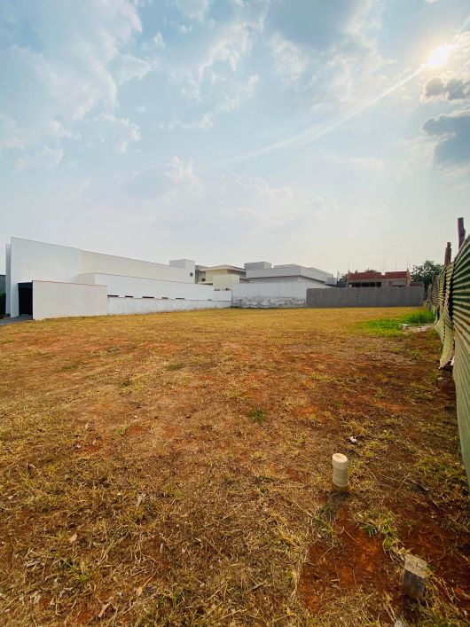 Vende-se área em condomínio fechado