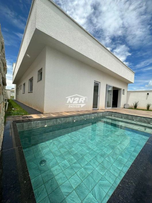 LINDA CASA TÉRREA, COM 4 SUITES NO CONDOMINIO JARDIM VENEZA, OPORTUNIDADE!