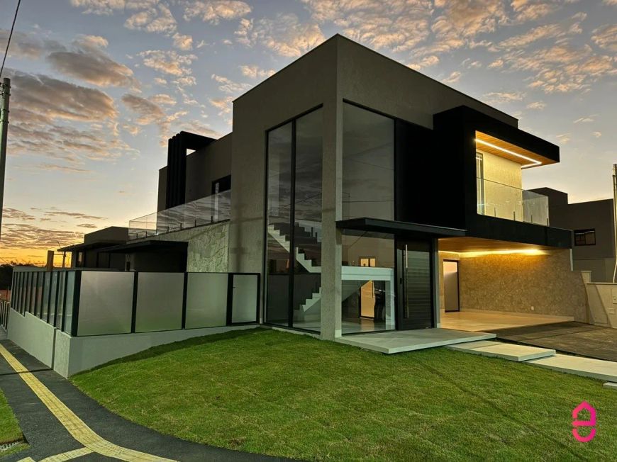 Jardins Capri - 303m² (04 Suítes) em Residencial Marilia - Senador Canedo