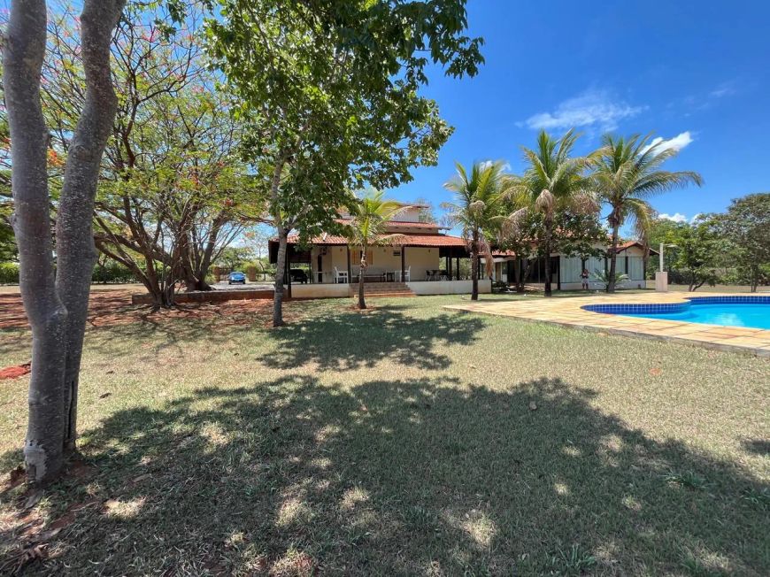 Sobrado em Condomínio de Chácaras - 210m² em Terreno de 5.000m²