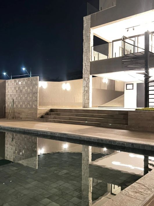 Excelente sobrado triplex localizado no condomínio Jardins Barcelona