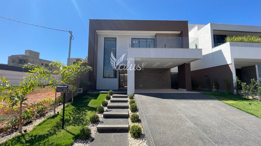 Sobrado para venda, com 214 m², com 3 suítes, piscina com cascata, paisagismo, Jardins Capri
