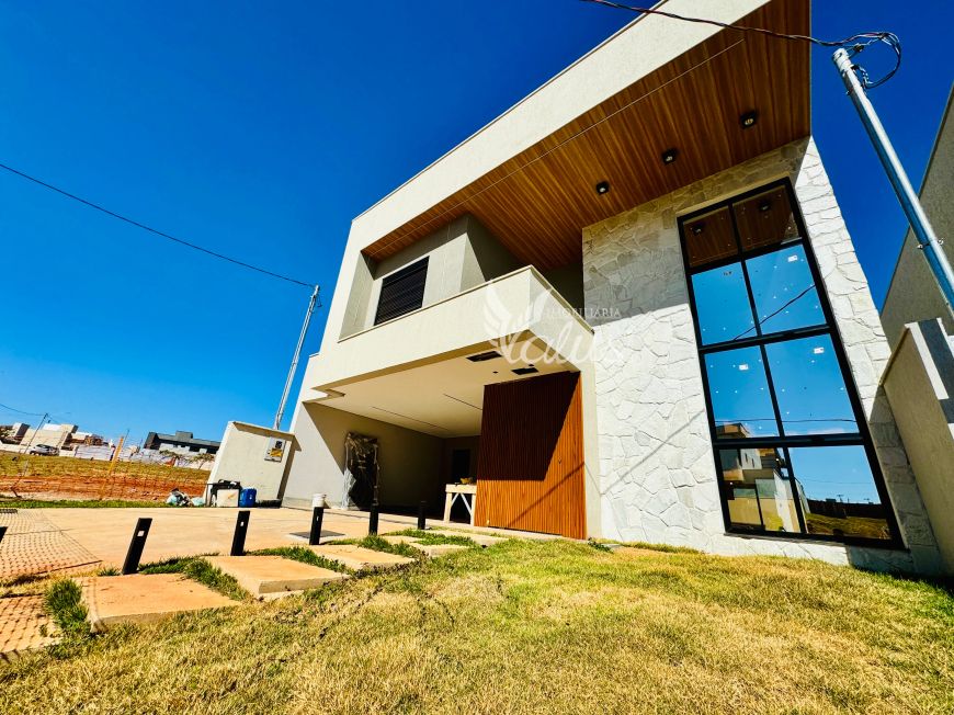 Excelente sobrado 260m², com 4 suítes, área gourmet, piscina no Jardins Capri - Senador Canedo - GO
