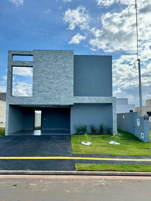 Sobrado para venda tem 135 metros quadrados com 3 quartos em Jardins Capri - Senador Canedo - GO