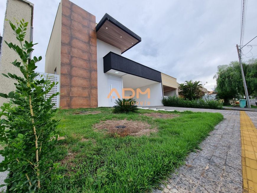 Residência de Luxo no Cond. Jardim Veneza, GO 403: 3 Suítes, Pé Direito Duplo e Piscina por R$1.250.