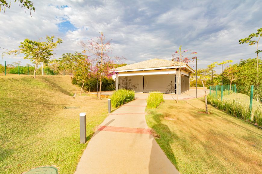 Casa de condomínio para venda tem 360 metros quadrados em Jardins Nápoles - Senador Canedo - GO