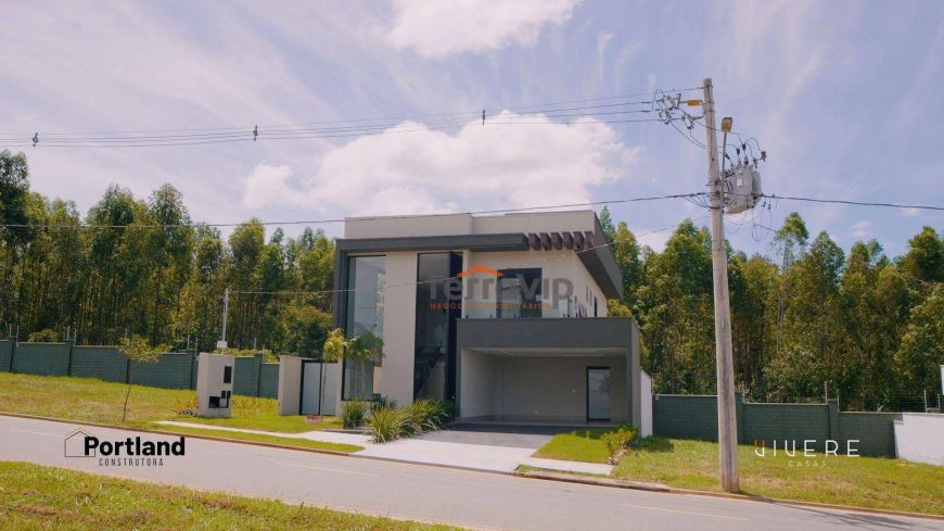 Sobrado com três suítes em condomínio fechado Terras Alpha 2
