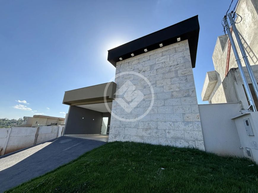 REF: OFFICE2493 Casa no condomínio Jardins Bolonha, sendo 4 quartos com 153m², Senador Canedo-GO cod
