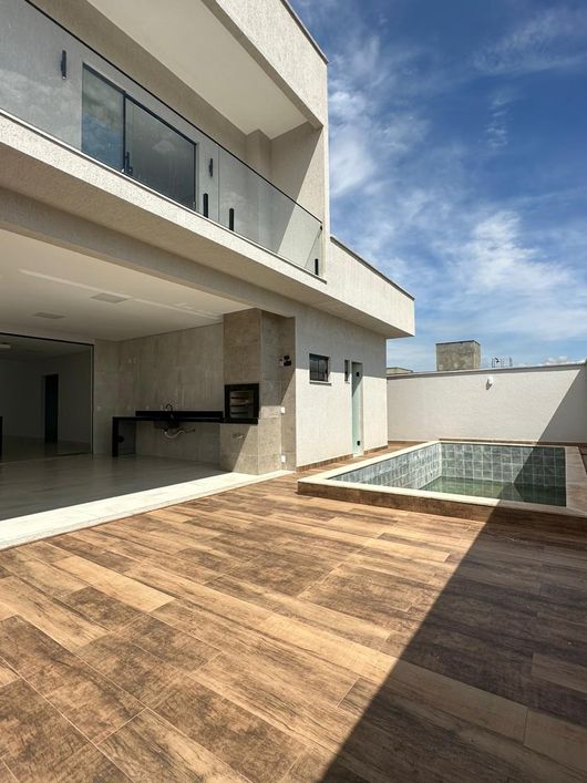SOBRADO 4 SUITES -COND. JARDIM VENEZA - SENADOR CANEDO
