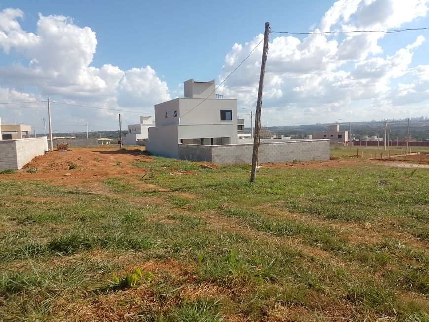 Casa de condomínio para venda tem 250 metros quadrados em Jardins Parma - Senador Canedo - GO