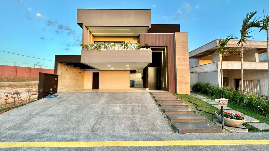Sobrado em condomínio com 268 m² com 4 quartos