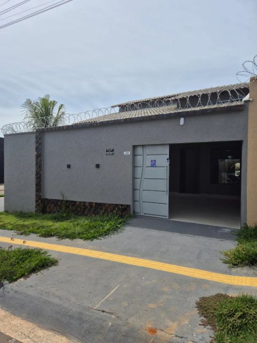 Casa de Esquina - Bairro das Indústrias em Senador Canedo, com 142m2 com 3 quartos
