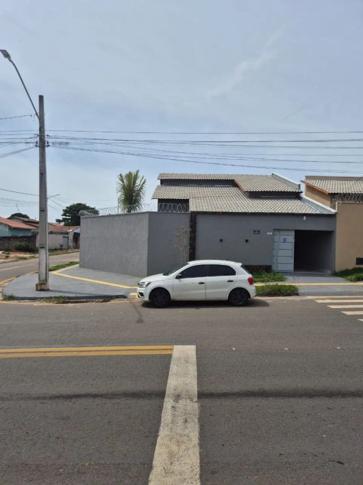 Casa de Esquina - Bairro das Indústrias em Senador Canedo, com 142m2 com 3 quartos
