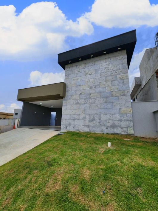Casa com 4 quartos no Jardins Bolonha - Senador Canedo - GO