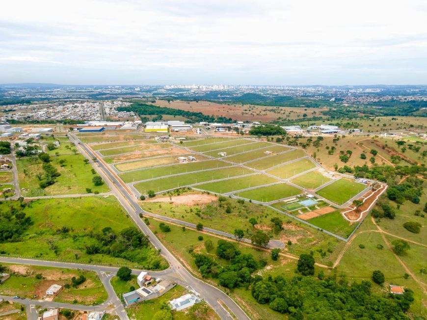 Terreno em condomínio para venda possui 300m2 no Solar Itália, Senador Canedo-Go