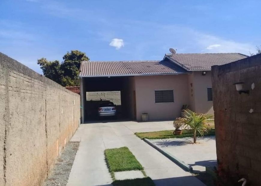 Casa 3/4 com suíte e lote grande em Senador Canedo