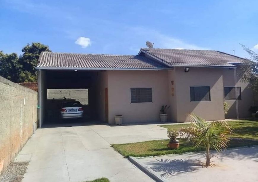 Casa 3/4 com suíte e lote grande em Senador Canedo