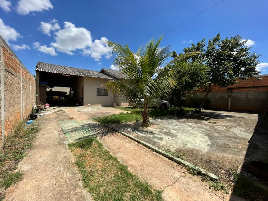 Casa 3/4 com suíte e lote grande em Senador Canedo