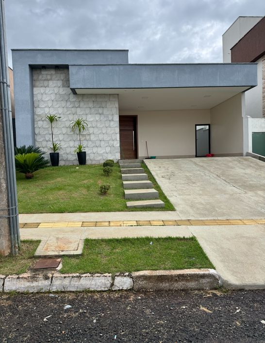 Casa de 204 metros quadrados com 4 quartos no Condomínio Jardim Veneza em Senador Canedo