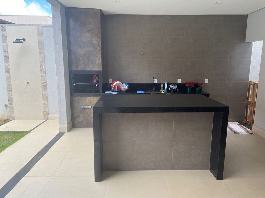 Casa de 204 metros quadrados com 4 quartos no Condomínio Jardim Veneza em Senador Canedo