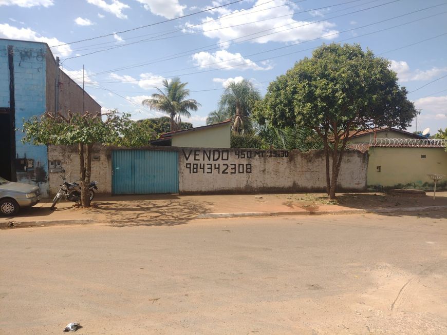 Casa para venda tem 450 metros quadrados em Vila Bom Sucesso - Senador Canedo - Goiás