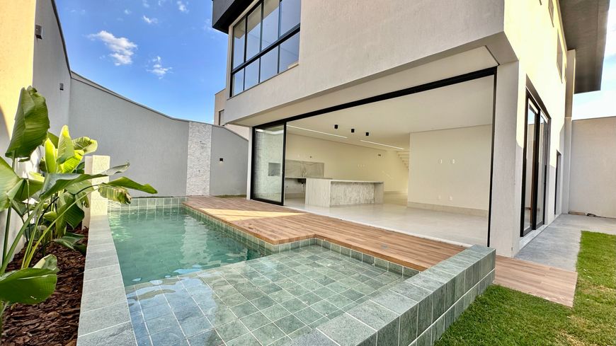Casa de condomínio sobrado para venda possui 223 metros quadrados com 4 quartos