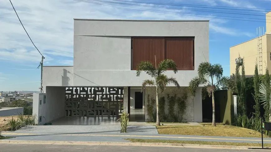 Sobrado à venda, possui 4 suítes, Condomínio Jardins Nápoles-Senador Canedo.