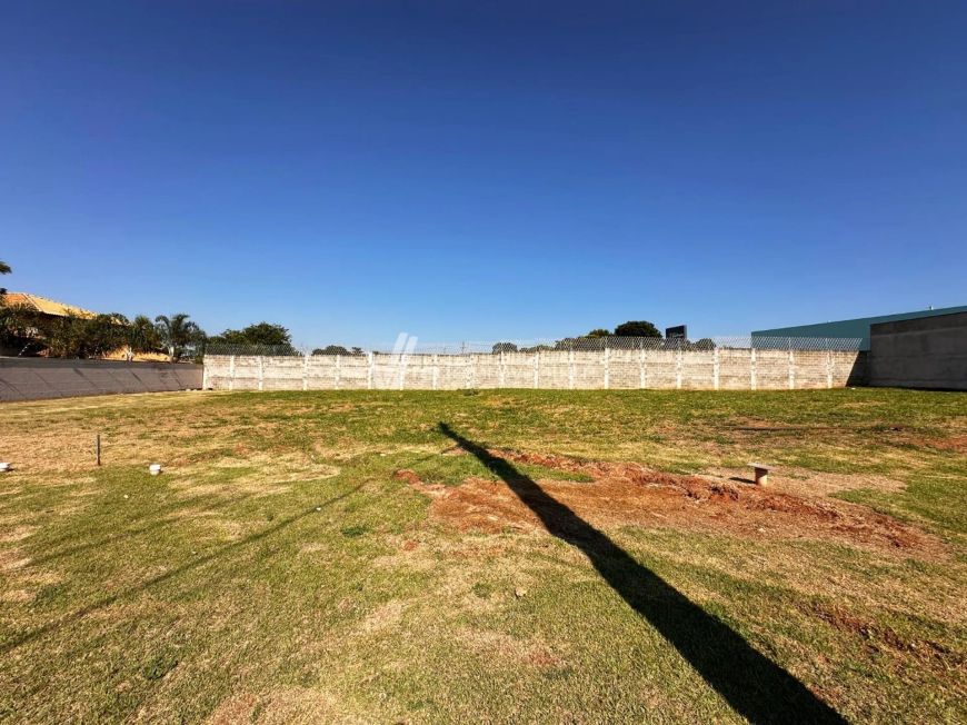 Terreno a venda no Condomínio Jardim dos Lírios em Paulínia.
