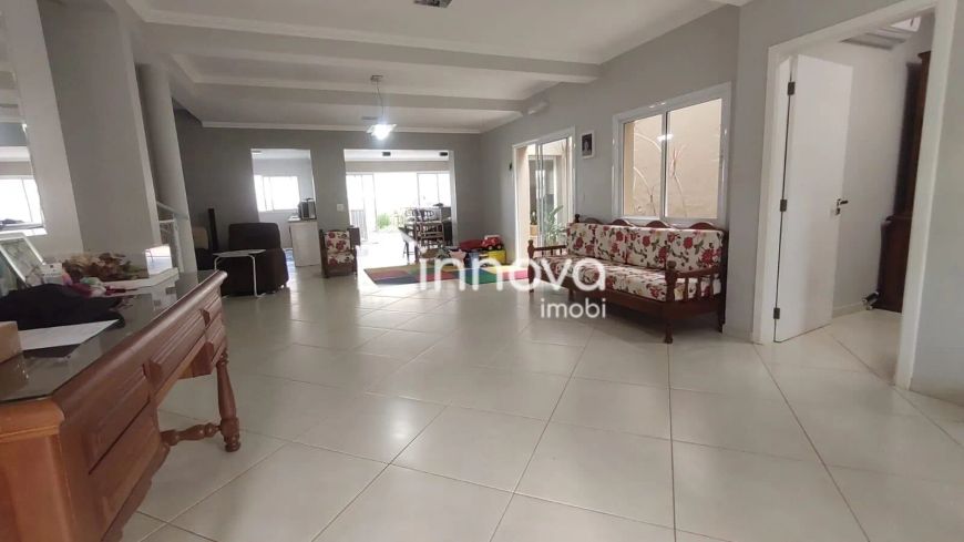 Sobrado a venda com 4 suítes, piscina e espaço gourmet
