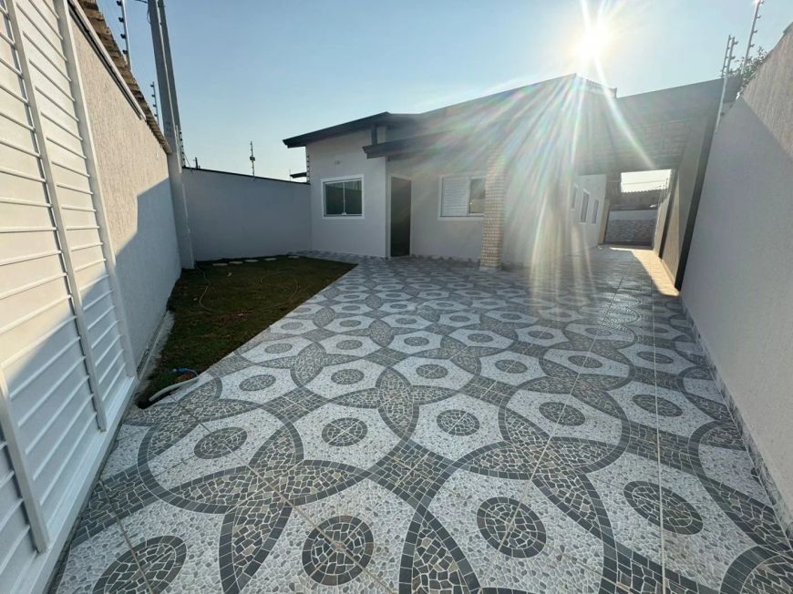 Casa nova com 3 quartos e piscina a venda em Jardim das Palmeiras - Itanhaém - SP