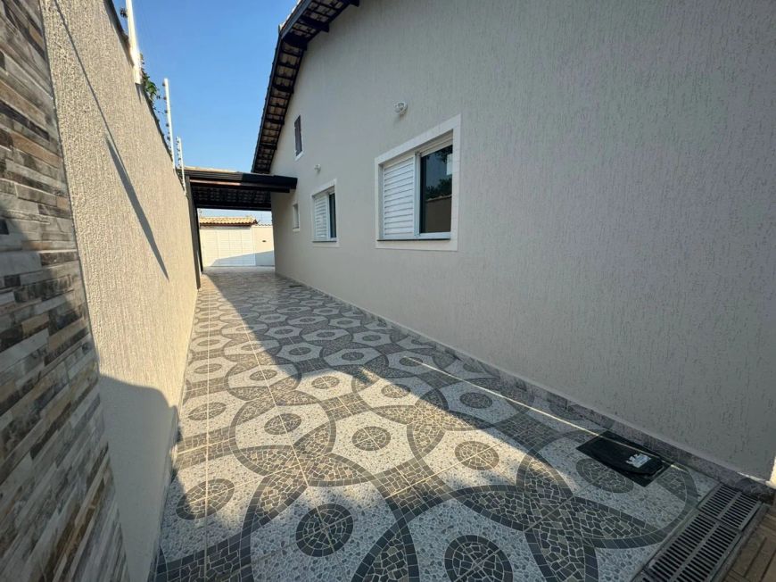 Casa nova com 3 quartos e piscina a venda em Jardim das Palmeiras - Itanhaém - SP
