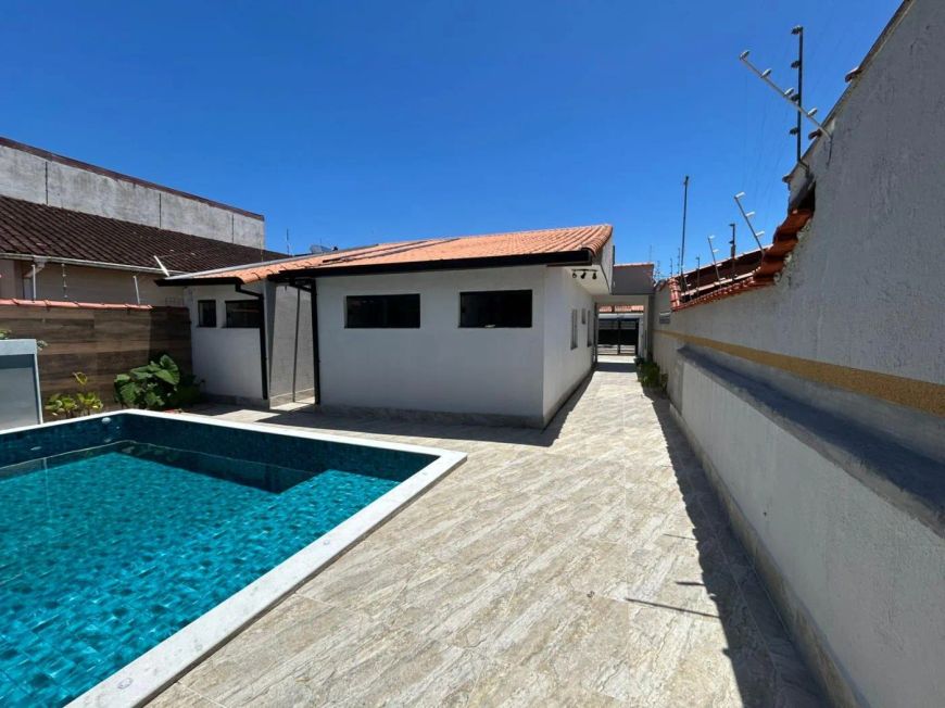 Casa nova com 3 quartos, piscina a venda na praia em Satélite - Itanhaém - SP