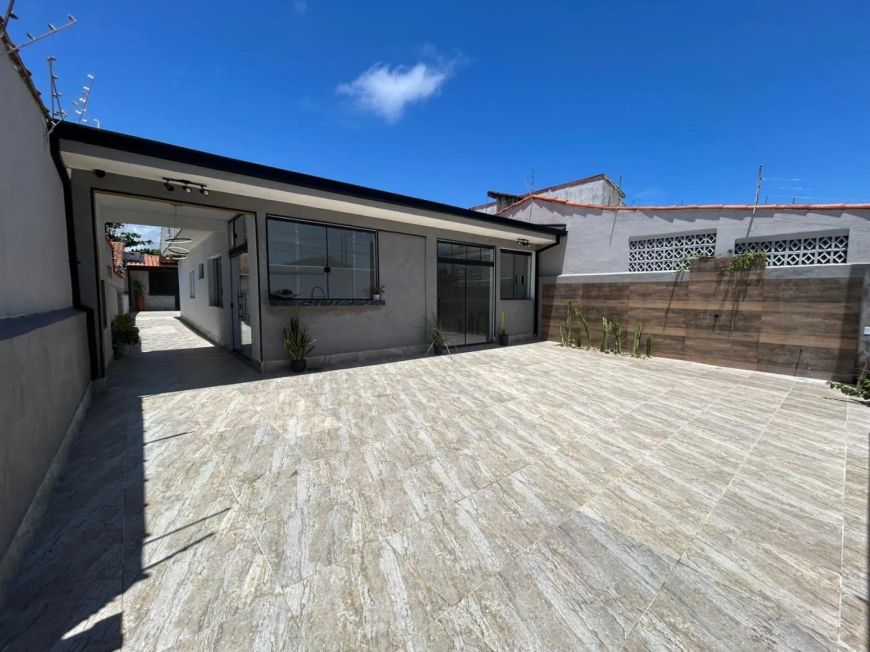 Casa nova com 3 quartos, piscina a venda na praia em Satélite - Itanhaém - SP