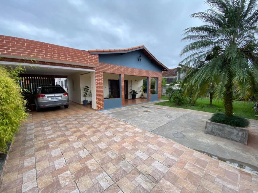 Casa com quintal amplo proximo ao comercio em Itanhaém - SP