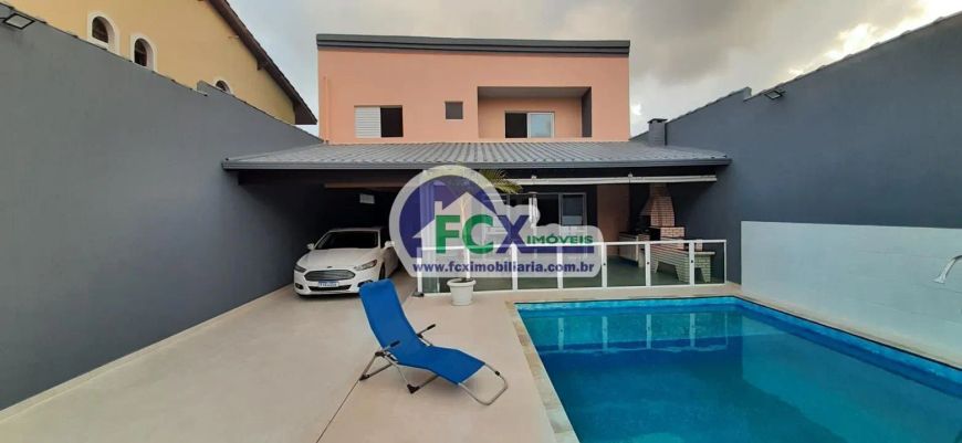 Sobrado à venda com 350 m² de terreno, piscina, a 250 m da praia no Bairro Jequitiba - Itanhaém - SP
