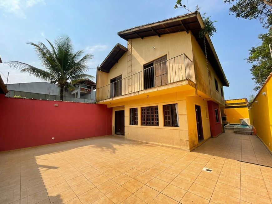 VENDE-SE CASA LADO PRAIA COM 250M² NO BAIRRO SANTA CRUZ EM ITANHAEM