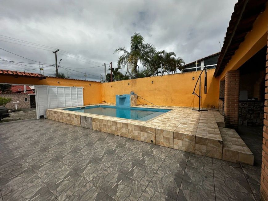 Casa para venda possui 109 metros quadrados com 2 quartos em Balneário Gaivota - Itanhaém - SP