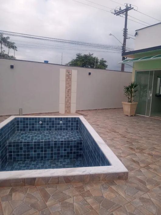 CASA COM PISCINA EM ITANHAÉM-SP LOCALLIZADO NO JARDIM DAS PALMEIRAS