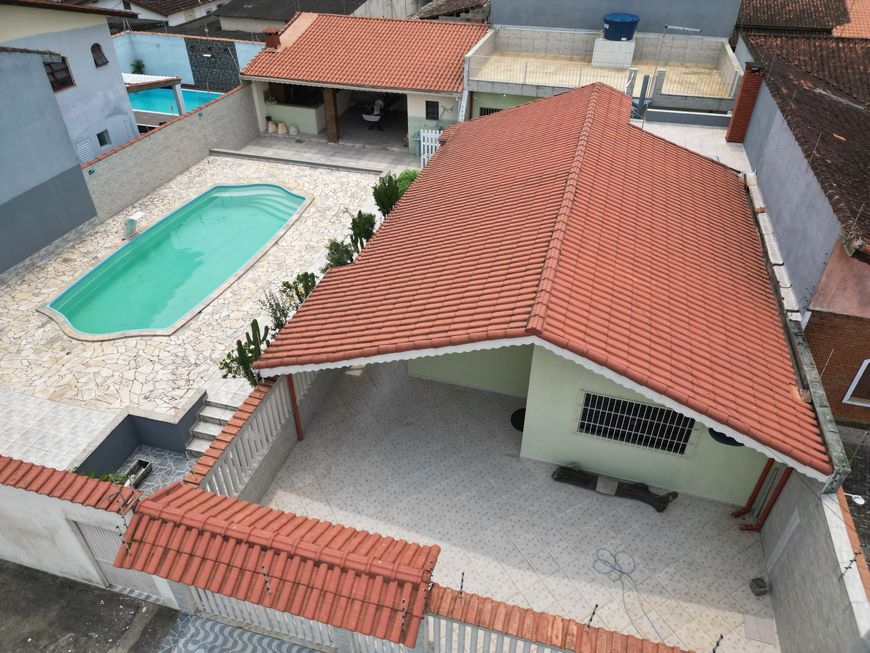 VENDE-SE CASA LADO PRAIA Á 400 METROS DO MAR COM PISCINA NO BAIRRO GAIVOTA EM ITANHAEM