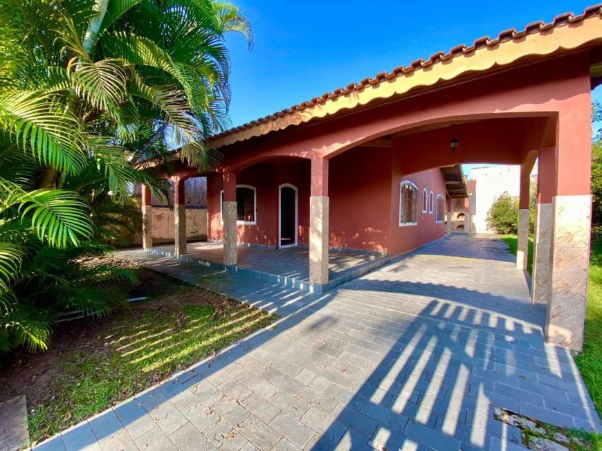 Casa com belo espaço de terreno no bairro Gaivota em Itanhaém - SP
