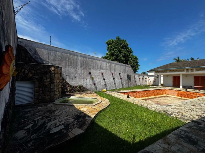 Casa para Venda, REGINA, 3 dormitórios, 3 suítes, 2 banheiros, 8 vagas