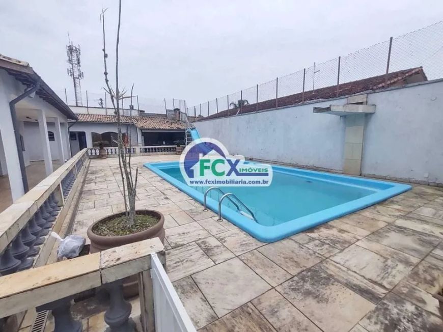 CASA COM PISCINA EM ITANHAÉM-SP LOCALIZADA NO BAIRRO SATÉLITE