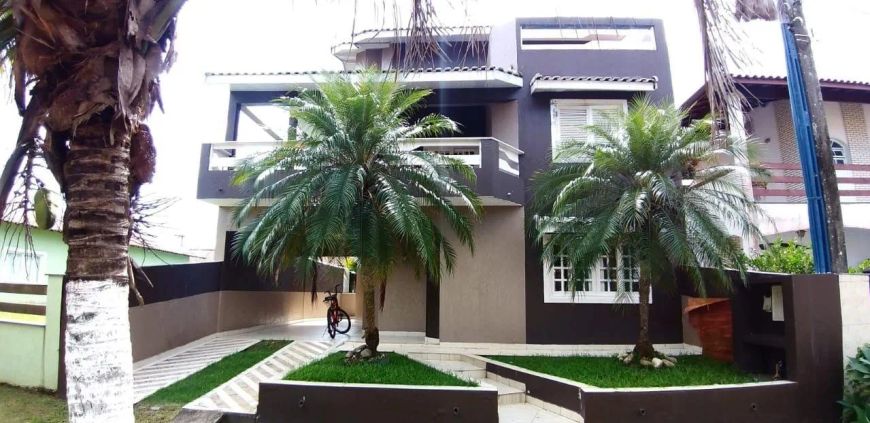 SOBRADO COM PISCINA EM ITANHAÉM-SP LOCLAIZADO NO BAIRRO CAMPOS ELÍSEOS