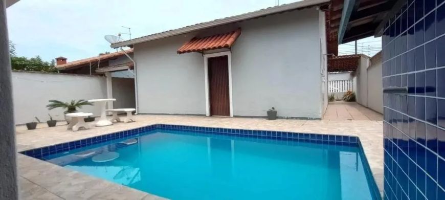 Casa à Venda em Itanhaém: Conforto e Tradição a Poucos Minutos da Praia!