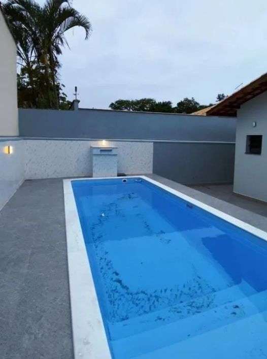 Casa nova com piscina a 800 metros do mar em Itanhaém.