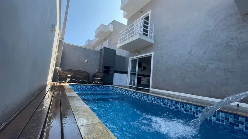 Sobrado com piscina em frente ao mar