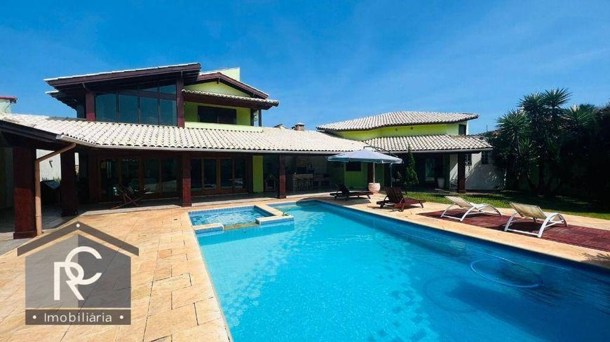 VENDO Sobrado de alto padrão em Itanhaém próximo a praia com 5 dormitórios, espaço gourmet e piscina