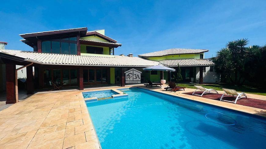 Sobrado de alto padrão em Itanhaém próximo a praia com 5 dormitórios, espaço gourmet e piscina, 4 v